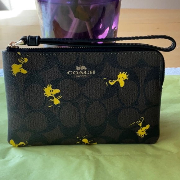 COACH X PEANUTS CORNER ZIP WRISTLET WITH WOODSTOCK PRINT - Picture 7 of 15